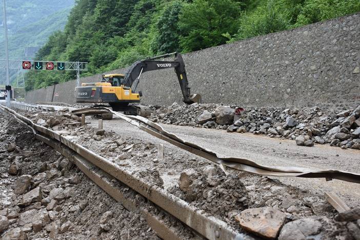 Heyelan nedeniyle kapanan Trabzon Gümüşhane yolunda son durum 5